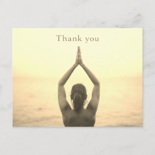 Namaste Yoga Frau heben Hand Danke Postkarte