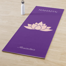 Namaste Yoga-Frau mit Lila rosa Graph Yogamatte