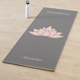 Namaste Yoga-Frau zeigt Grau Yogamatte