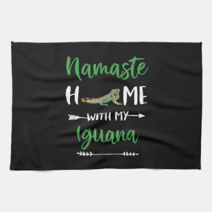 Namaste Zuhause mit meiner Iguana Funny Iguana und Geschirrtuch
