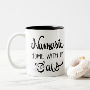 Namaste Zuhause mit meiner Katzen-Tasse Zweifarbige Tasse