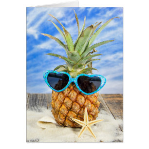 Name Ananas, die eine Herz-Sonnenbrille trägt