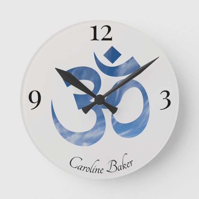 Name auf Blue Sky Clouds Om Symbol 8-in Acrylic Runde Wanduhr (Vorderseite)