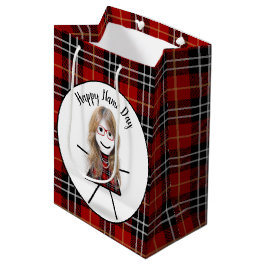 Name Day Strichfigur-Mädchen auf Tartan Kariert Mittlere Geschenktüte