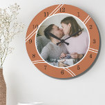 Name der benutzerdefinierten Foto<br><div class="desc">Diese moderne Wanduhr ist mit einem geometrischen Muster in Terrakotta und Weiß dekoriert. Einfach mit Ihrem Foto und Namen anpassbar.</div>