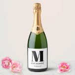 Name der Bridesmaid Monogram<br><div class="desc">Moderne Typografie minimalistisches Monogramm Namensdesign, das auf Personalisierung umgestellt werden kann. Ideal, um Ihrer Bridesmaid für all ihre Hilfe und Unterstützung zu danken, um Ihre Hochzeit phantastisch zu machen.</div>