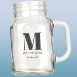 Name der Bridesmaid Monogram Einmachglas<br><div class="desc">Moderne Typografie minimalistisches Monogramm Namensdesign,  das auf Personalisierung umgestellt werden kann. Ideal,  um Ihrer Bridesmaid für all ihre Hilfe und Unterstützung zu danken,  um Ihre Hochzeit phantastisch zu machen.</div>