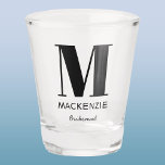 Name der Bridesmaid Monogram Schnapsglas<br><div class="desc">Moderne Typografie minimalistisches Monogramm Namensdesign,  das auf Personalisierung umgestellt werden kann. Ideal,  um Ihrer Bridesmaid für all ihre Hilfe und Unterstützung zu danken,  um Ihre Hochzeit phantastisch zu machen.</div>
