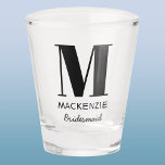 Name der Bridesmaid Monogram Schnapsglas<br><div class="desc">Moderne Typografie minimalistisches Monogramm Namensdesign,  das auf Personalisierung umgestellt werden kann. Ideal,  um Ihrer Bridesmaid für all ihre Hilfe und Unterstützung zu danken,  um Ihre Hochzeit phantastisch zu machen.</div>