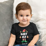 Name der Familie der Babyelen, passend zu Weihnach Baby T-shirt<br><div class="desc">Mit diesem lustigen Baby-Elf-T - Shirt, der Teil einer passenden Kollektion für Familienmitglieder ist und Geschenke für Familienmitglieder enthält, kommen Sie in den Urlaubssinn. Dieser T - Shirt ist perfekt für jede Weihnachtsfamilie oder als Familienmitglied geeignet und verfügt über einen niedlichen Elfenhut und Wiedersehen Beine mit der Beschriftung "Baby elf"...</div>