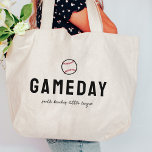 Name der "Gameday"-Liga für Baseball Jumbo Stoffbeutel<br><div class="desc">In dieser niedlichen Baseball-Tasche mit "gameday" in schwarzer Schrift unter einer schwarz-roten Baseballillustrierung streichen Sie alle wesentlichen Elemente Ihres Spieltages. Passen Sie Ihren Teamnamen,  Ihren Ligennamen oder die Textauswahl unten an. Ein tolles Geschenk für Baseballmütter,  Dugout-Mütter oder als Ligafundraiser-Artikel!</div>