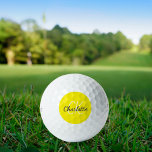 Name der gelben Monogramm-Initialen Golfball<br><div class="desc">Gelber Hintergrund,  Schwarzweißtext. Personalisieren Sie Ihre Monogramm-Initialen und Ihren Namen und fügen Sie sie hinzu. Für ihn und sie. Der Name ist mit einem modernen handgeschriebenen Stilskript geschrieben.</div>
