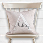 Name der Girly Pearl Sparkle Monogram Kissen<br><div class="desc">Elegant Girly Pearl Sequin Sparkle Monogram Name Kissen. Dieses niedliche, mädchenhafte Kissen kann mit Ihrem Vor- und Erstnamen individuell gestaltet werden. Sie können die Farbe des Textes und den Stil des Schriftartes ändern, um das Design weiter anzupassen. Ideal für ein Mädchenschlafzimmer! Möchten Sie dieses Design auf passenden Gegenständen sehen? Bitte...</div>