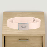 Name der grauen Monogramm-Initails Gürtel<br><div class="desc">Pfirsichfarbener Hintergrund Personalisieren und fügen Sie Ihre Vornamen und Monogramm-Initialen hinzu. Modern,  trendig und einfach. Grauer Text.</div>