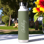 Name der grünen Kalligrafie Trinkflasche<br><div class="desc">Sage Green Water Flasche mit der Option,  Namen mit schönen kalligraphischen Text hinzufügen. Mehr Produkte mit diesem Design sind in der folgenden Kollektion zu finden.</div>