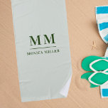 Name der grünen Monogramm-Initialen Strandtuch<br><div class="desc">Weiche grünen Hintergrund. Personalisieren und fügen Sie Ihre Monogramm-Initialen und vollständigen Namen. Grüner Text.</div>