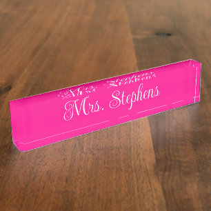 Name der Kalligraphie in heißen Rosa und Weiß Namensplakette