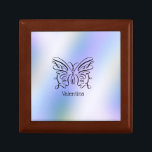 Name der lila blauen Holografie-Schmetterlingsmono Erinnerungskiste<br><div class="desc">Ein eleganter schwarzer Schmetterling auf einem lila,  blauen Holografen. Ihr Name ist unten in einem spielerischen Schriftart geschrieben.</div>