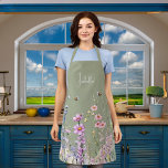 Name der lila Wildblumen in grün rosa Schürze<br><div class="desc">Ein trendiger Salbeigrün. Die Einrichtung ist mit rosa und lila Wildblumen und Bienen in Aquarelltönen gestaltet.</div>