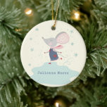 Name der Maus für den Whimsissee-Skater Keramik Ornament<br><div class="desc">Dieses niedliche Weihnachtsbaumschmuck zeigt eine skurrile Abbildung einer eiszeitlichen Skaten-Urlaubsmaus in Rosa und Rot. Personalisieren Sie es mit Ihrem Namen. Tolle Geschenkidee!</div>