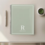Name der modernen neutralen Sage Planer<br><div class="desc">Individuell gestaltetes Planerheft mit klassischem,  modernem Familiennamen Monogramm-Design auf neutralem,  erdigen Farbhintergrund.</div>