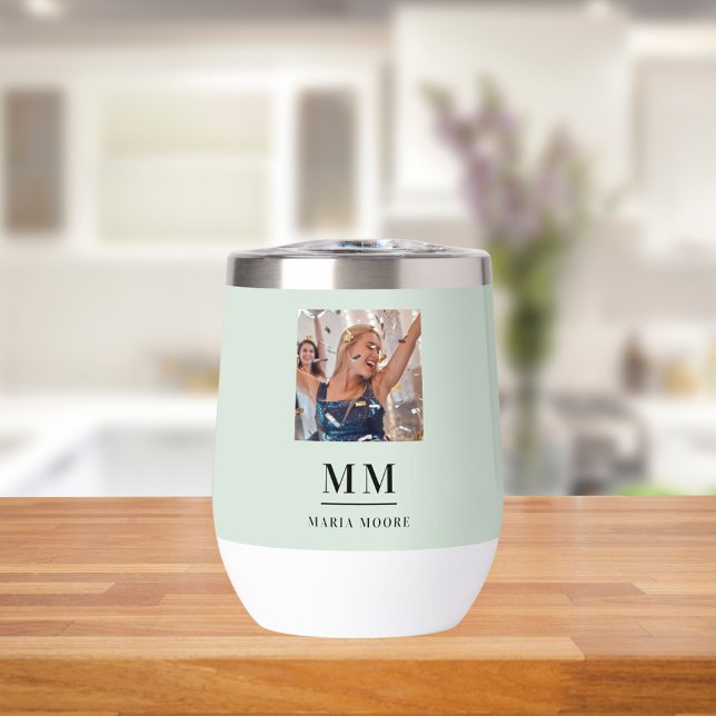 Name der Monogramm-Initialen des grünen Fotos (Von Creator hochgeladen)