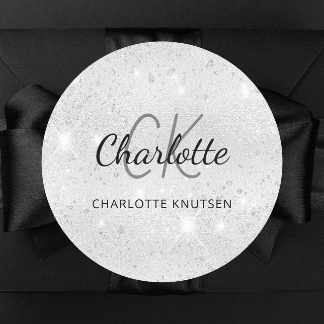 Name der Monogramm-Initialen des Silver Glitzer Runder Aufkleber (Von Creator hochgeladen)