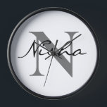 Name der personalisierten schwarzen Monogramm Uhr<br><div class="desc">Personalisierte Schwarz-Grau-Monogramm-Namensklemme. Erstellen Sie Ihre eigene Monogramm-Anfangsnamensuhr für sich selbst oder als Geschenk für Familie oder Freunde. Fügen Sie einfach den Namen Ihres oder eines geliebten Menschen hinzu,  um einen unvergesslichen Geburtstag,  Hauswärme oder Abschluss Geschenk für Mama,  Oma,  Schwester,  Tochter,  Nichte oder Freundin zu machen.</div>