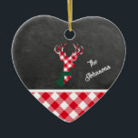 Name der Red Kariert Reindee Chalkboard Familie Keramik Ornament<br><div class="desc">Dieses schwarze Kalkboard-Design ist mit kariertem Rot und Weiß bestickt und verfügt über einen passenden Rentier... mit einem festlichen grünen Schal geschmückt! Personalisieren Sie Ihre persönlichen Daten mit dem Namen Ihres oder Ihrer Lieben. Textstile,  -größen und -farben können geändert werden. Verwenden Sie dazu das Menü Bearbeiten.</div>
