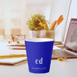 Name der Royal Blue-White-Monogram-Initialen Milchtasse<br><div class="desc">Ein königsblauer Hintergrund. Personalisieren und fügen Sie einen Namen und Monogrammbuchstaben hinzu. Weiße Buchstaben.</div>