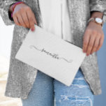 Name der schwarzen Girly Swash-Signatur Zubehörtasche<br><div class="desc">Erstellen Sie Ihre eigene personalisierte oder monogrammatikalische Drucktasche und nähen Sie die Schminktasche für Ihre Brautmädchen. Passen Sie den modernen,  gürtelgeschliffenen,  an handgeschriebene Kalligraphie-Skriptfarbe und -größe angehängten Swash je nach Bedarf an. Ändern Sie die Hintergrundfarbe oder Textfarben,  um Ihre Hochzeitspalette zu ergänzen.</div>