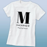 Name der Trauzeugin T-Shirt<br><div class="desc">Moderne Typografie minimalistisches Monogramm Namensdesign, das auf Personalisierung umgestellt werden kann. Ideal, um Ihrer Trauzeugin für all ihre Hilfe und Unterstützung zu danken, um Ihre Hochzeit phantastisch zu machen. Ideal für Brautparty, Junggeselinnen-Abschied oder als Geschenk für Ihre Hochzeitsfeier.</div>