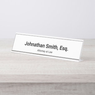 Name des Anwalts in fettgedruckter professioneller Schreibtischnamensplakette