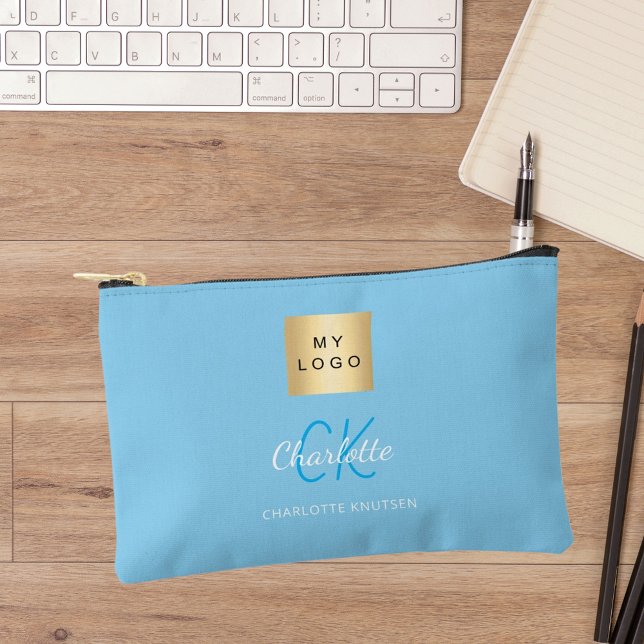 Name des Baby Blue Business Logos Monogram Zubehörtasche (Von Creator hochgeladen)