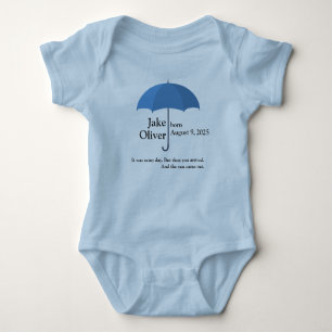 Name des Babys und Datum unter Blue Umbrella Baby Strampler
