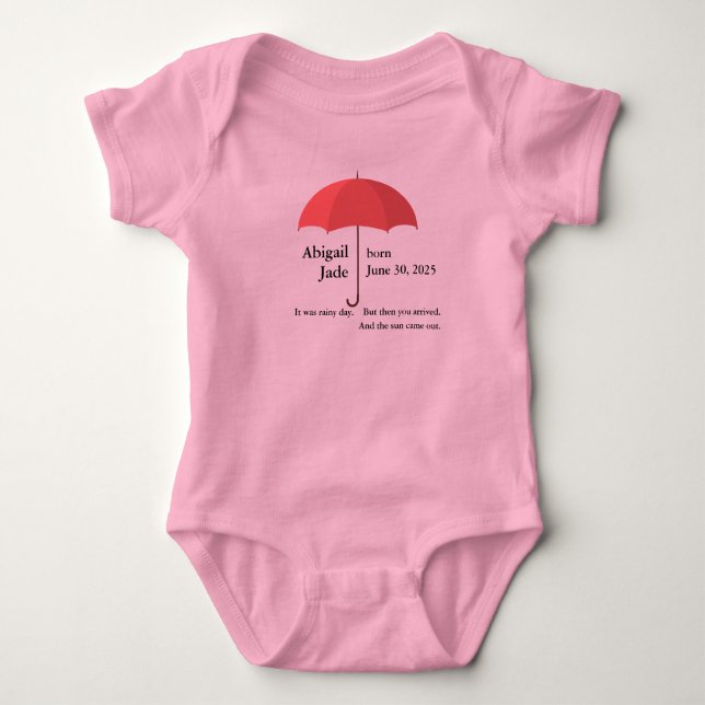 Name des Babys und Datum unter Red Umbrella Baby Strampler (Vorderseite)