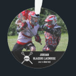 Name des benutzerdefinierten Lacrosse-Fotosammlung Ornament<br><div class="desc">Zeigen Sie Ihrem Team Stolz mit diesen speziellen Lacrosse Sticks und dem Ball Foto Design mit Ihren hochgeladenen Fotos und dem eigenen Text. Geben Sie den Namen oder Teamname Ihres Spielers, das Jahr oder die Jersey-Nummer ein. Ein tolles Ende der Saison Geschenk oder Coach's Geschenk. Ändern Sie die Hintergrundfarbe entsprechend...</div>