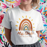 Name des benutzerdefinierten Lehrers Boho Rainbow  T-Shirt<br><div class="desc">Der Individuelle Name Boho Earth Tone Rainbow Sun T - Shirt ist ein einzigartiges und stilvolles Kleidungsstück, das bohemianische und erdreiche Elemente mit einer lebendigen Regenbogensonne verbindet. Neben der auffallenden Grafik kann der T - Shirt auch mit dem Namen Ihres Lehrers, der Note oder einem anderen Zitat, abgestimmt werden, ob...</div>