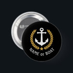 Name des Bootes Anchor Gold Style Laurel Star Blac Button<br><div class="desc">Ein Personalisierter Knopf mit Ihrem Bootsnamen,  Familiennamen oder anderen gewünschten Texten. Mit einem speziell entwickelten nautischen Bootsanker,  goldenen Blätter und Sternemblem auf schwarz oder passen die Primärfarbe leicht an Ihr aktuelles Thema an. Das ist ein toller Anlass.</div>