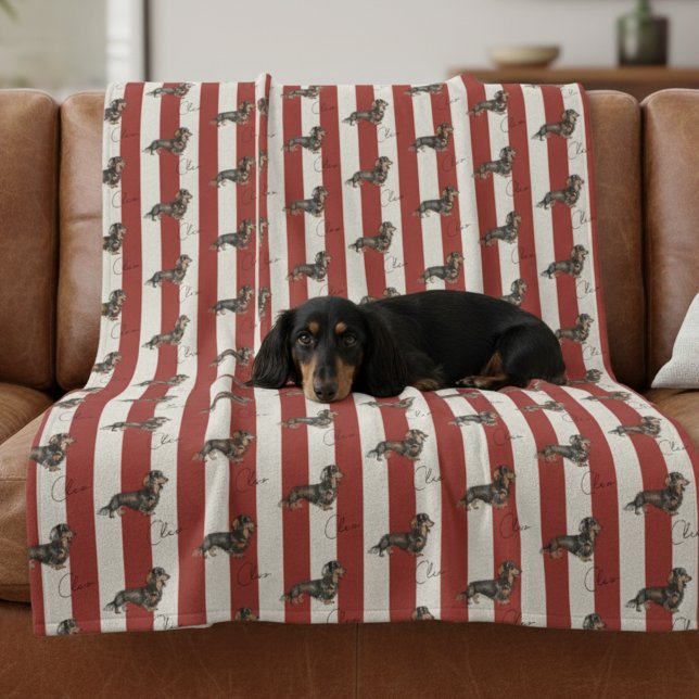 Name des Dackel-Pets mit benutzerdefinierten roten Fleecedecke (Get cozy with this "Custom Red Stripe Dachshund Pet Name Fleece Blanket"!)