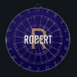 Name des dunkelblauen Monogrammes Dartscheibe<br><div class="desc">Modernes dunkelblaues Dartboard mit weißem Namen und Goldmonogramm. Personalisieren Sie mit Name und Initial.</div>