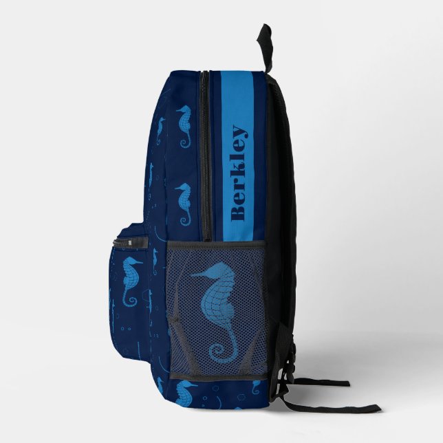 Name des dunklen blauen Seepferds Bedruckter Rucksack (Rechts)