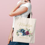 Name des eleganten Blush-Monogramms und des Burgun Tragetasche<br><div class="desc">Die elegante Tasche bietet eine wunderschöne Blumenstruktur in Aquarell in Marineblau,  Bordeaux,  Merlot und Rosa mit Grün. Personalisieren Sie den goldfarbenen Text mit einem Vornamen in Kalligrafiebeschrift mit Brautparty oder anderem Text. Schenken Sie Ihren Brautmädchen und anderen Mitgliedern Ihres Brautparty ein einmaliges Geschenk.</div>