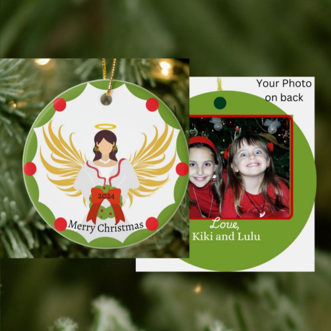 Name des Fotos der Weihnachtsangel Roter Kreide Keramik Ornament (Custom Photo Ornament with Angel Wreath, Name, Year in red, green, yellow and white.)