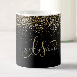 Name des Gold Glitzer Glam Monogram Kaffeetasse<br><div class="desc">Glam Gold Glitzer Elegante Monogram Coffee Tasse. Dieses schicke Design mit elegantem,  goldglänzenden Imitat-Glitzer auf schwarzem Hintergrund ist einfach zu personalisieren. Das Design enthält Ihr handgeschriebenes Skriptmonogramm mit hübschen Wirbel und Namen.</div>