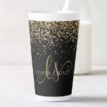 Name des Gold Glitzer Glam Monogram Milchtasse<br><div class="desc">Glam Gold Glitzer Elegante Monogram Latte Tasse. Dieses schicke Design aus Latte-Tasse mit elegantem goldglänzenden Glitzer auf schwarzem Hintergrund ist einfach zu personalisieren. Das Design enthält Ihr handgeschriebenes Skriptmonogramm mit hübschen Wirbel und Ihrem Namen.</div>