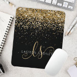 Name des Gold Glitzer Glam Monogram Mousepad<br><div class="desc">Glam Gold Glitzer Elegante Monogram Mouse Pad. Dieses schicke Mouse-Pad-Design mit elegantem goldglänzenden Glitzer auf schwarzem Hintergrund ist einfach zu personalisieren. Das Design enthält Ihr handgeschriebenes Skriptmonogramm mit hübschen Wirbel und Namen.</div>