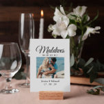 Name des Hochzeitsortes Couple Travel Foto<br><div class="desc">Mit unserem Dekor für die Tischmarke "Wedding Destination Table Name" stärken Sie die Eleganz und Personalisierung Ihrer Hochzeit. Diese Zeichen sind perfekt für Hochzeiten in Urlaubsort oder Feierlichkeiten zum Thema Reisen geeignet und tragen neben einem wunderschönen Foto des Ehepaares den Namen eines Landes und verleihen Ihrem Empfang eine einzigartige und...</div>