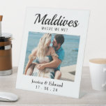 Name des Hochzeitsortes Couple Travel Foto Sockelschild<br><div class="desc">Mit unserem Dekor für die Tischmarke "Wedding Destination Table Name" stärken Sie die Eleganz und Personalisierung Ihrer Hochzeit. Diese Zeichen sind perfekt für Hochzeiten in Urlaubsort oder Feierlichkeiten zum Thema Reisen geeignet und tragen neben einem wunderschönen Foto des Ehepaares den Namen eines Landes und verleihen Ihrem Empfang eine einzigartige und...</div>