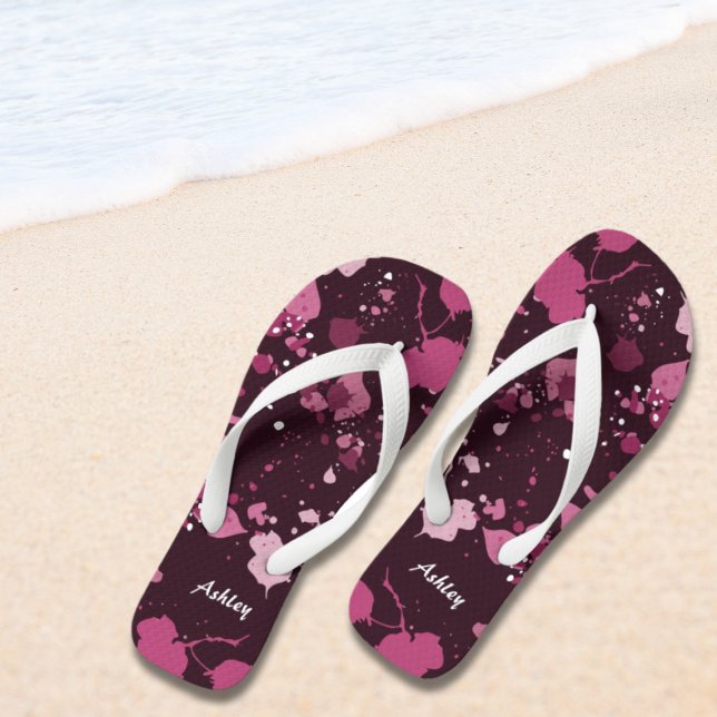Name des künstlerisch rosa Paint-Spritzers Flip Flops (Artistic Pink Paint Splatter Name Flip Flops)